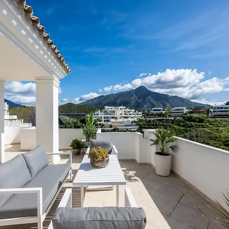 Elegant Duplex Penthouse With Sea And Mountain Views Апартаменти *