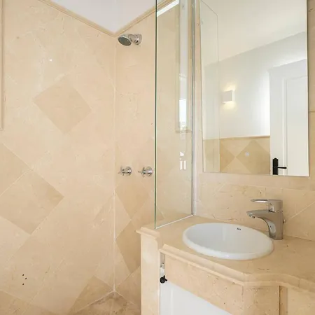 Апартаменти Elegant Duplex Penthouse With Sea And Mountain Views