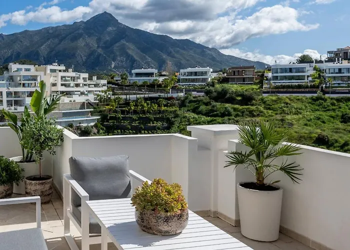 Elegant Duplex Penthouse With Sea And Mountain Views Appartement