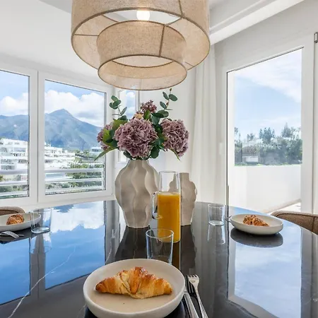 Elegant Duplex Penthouse With Sea And Mountain Views 아파트 *