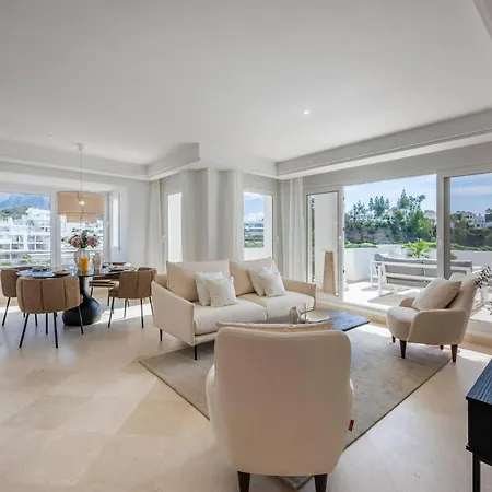 아파트 Elegant Duplex Penthouse With Sea And Mountain Views 마르베야