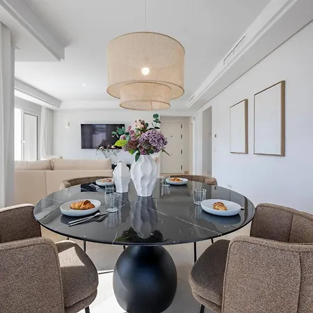 Elegant Duplex Penthouse With Sea And Mountain Views 아파트 *