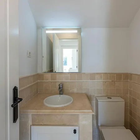 Elegant Duplex Penthouse With Sea And Mountain Views 아파트