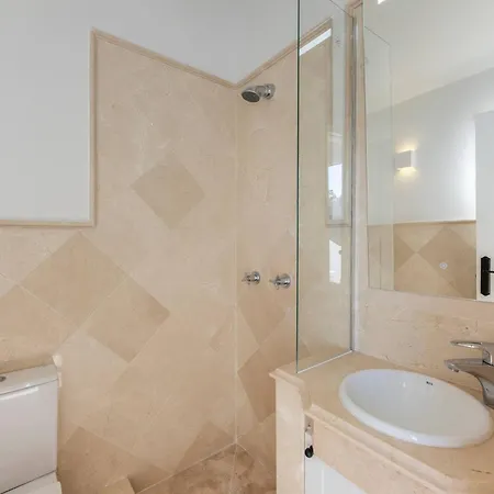 Elegant Duplex Penthouse With Sea And Mountain Views 아파트