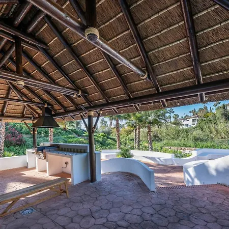 Elegant Duplex Penthouse With Sea And Mountain Views 아파트