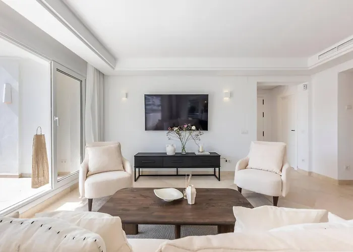 Elegant Duplex Penthouse With Sea And Mountain Views Апартаменти *