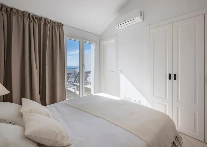 Апартаменти Elegant Duplex Penthouse With Sea And Mountain Views *